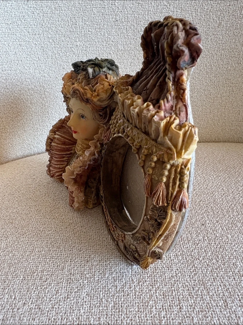 VTG Decorative Victorian-Style Resin Figurine Frame in Beige and Brown